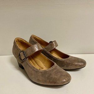 Sofft "Like New" Lorna Mary Jane Pump 8.5M Silver/Gray